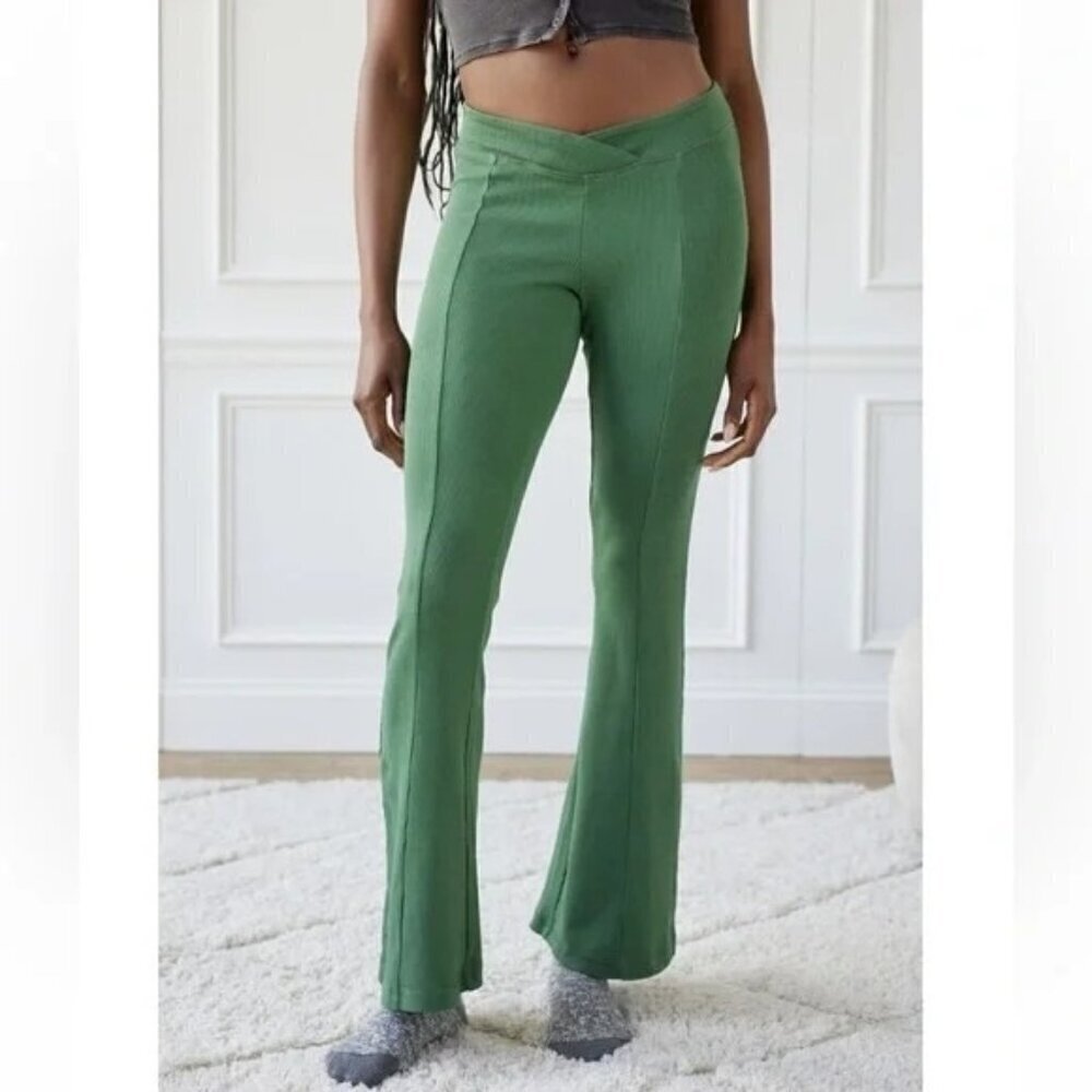 UO Out From‎ Under Lola V-Front Green Ribbed Flared Lounge Yoga Pants Size Large